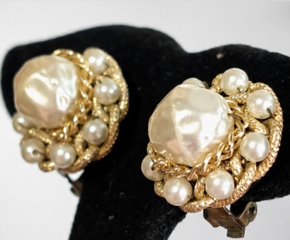 Vintage Japan Clip-on Earrings Faux Pearl 7/8”‎ Gold-tone Elegant wc224